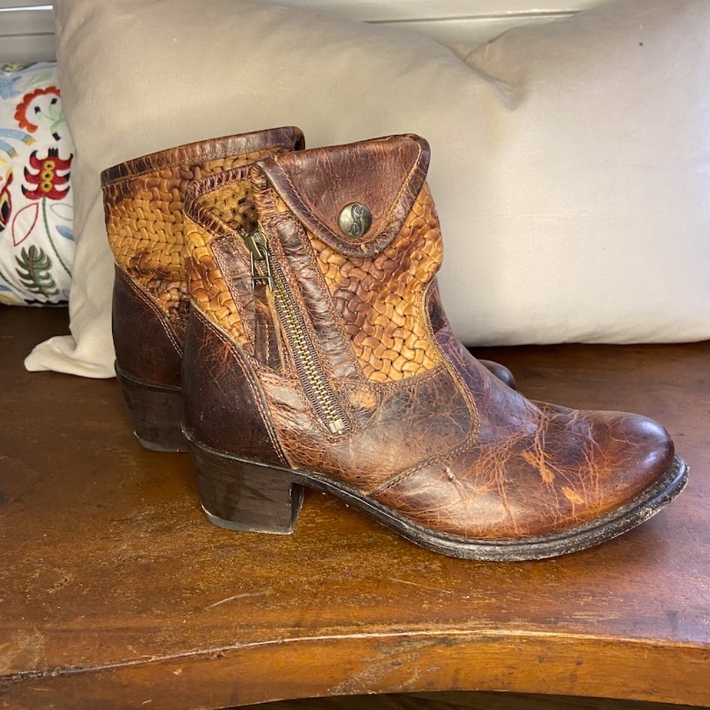 Sonora Isabella Booties in Brown Leather size 7.5